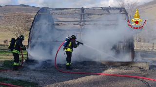 Incendio in una rimessa agricola a Belforte del Chienti: intervento dei vigili del fuoco